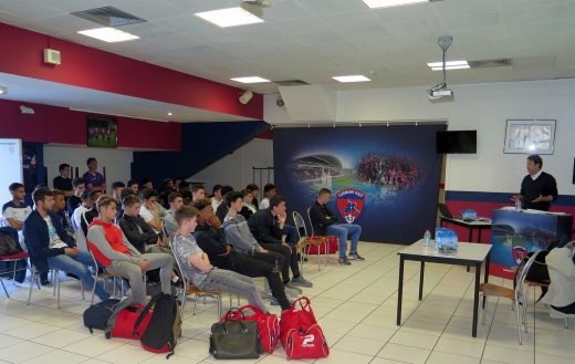 Manuel Piumi et les jeunes sous contrat de formation.