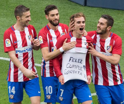 Atletico Madrid¥s French forward Antoine Griezmann celebrates after scoring a goal with team-mates during the Spanish championship Liga football match between Atletico Madrid and Valencia FC on March 5, 2017 played at the Vicente Calderon stadium in Madrid, Spain - Photo Rudy / Spain / DPPI